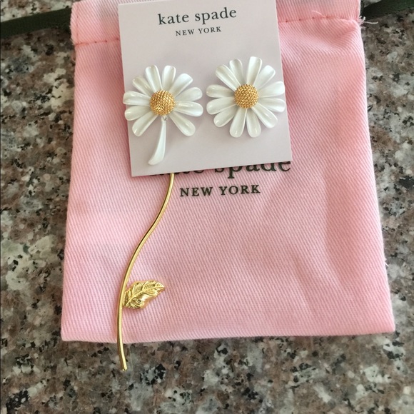 kate spade Jewelry - NWT Kate Spade Into the Bloom Daisy Earrings